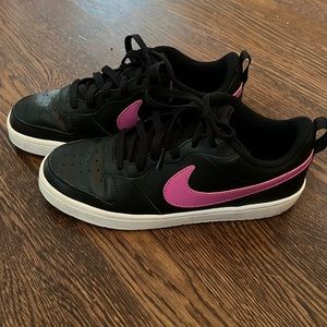 Size 7Y (an 8/8.5 women) Nike sneakers